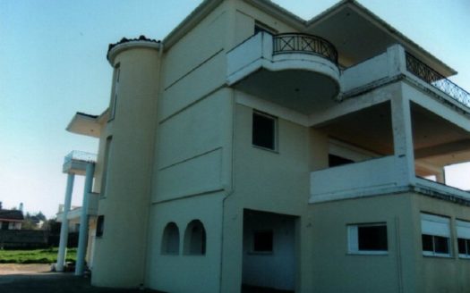 Πωλείται εκπληκτική βίλα κοντά στην Πρέβεζα και αποτελείται από τρεις ανεξάρτητους ορόφους