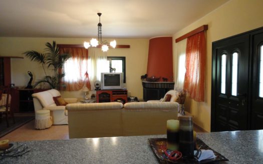 Πωλείται αγρόκτημα με σύγχρονα θερμοκήπια