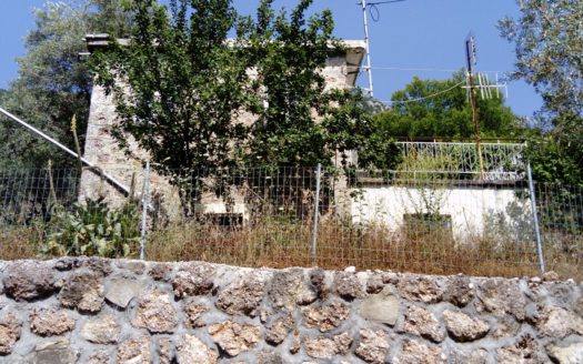 Πωλείται διώροφη πέτρινη μονοκατοικία 60 τ.μ. στις Παπαδάτες