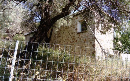 Πωλείται διώροφη πέτρινη μονοκατοικία 60 τ.μ. στις Παπαδάτες