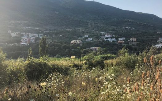 Πωλείται γωνιακό οικόπεδο με εμβαδόν 606,17 τμ, με ΣΔ 0,5 στην Πόντη Βασιλικής Λευκάδος