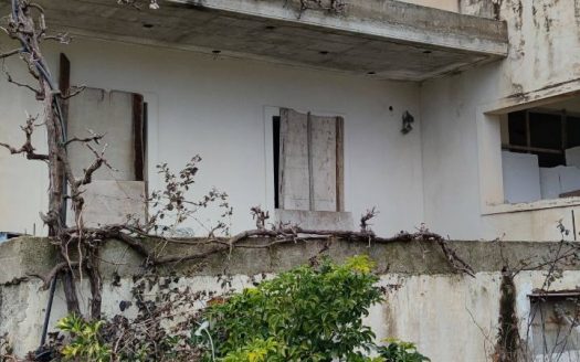 Πωλείται στο Νεοχώρι διώροφη οικοδομή σε οικόπεδο  4 στρεμμάτων