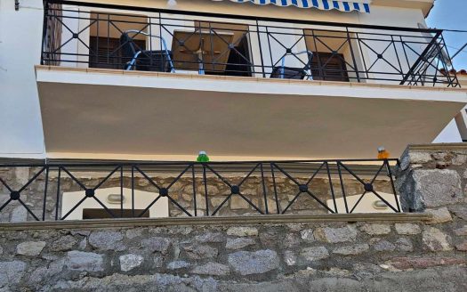 Mοναδική μεζονέτα στο νησί της Λύμνου